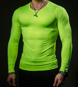 Chemise de compression pour homme disponible en gros, entièrement personnalisable, respirante, confortable et infroissable. - Product Image 5