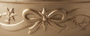 Bol sur pied en aluminium moulé texturé or de qualité supérieure, avec ruban et étoile, pour décoration de Noël, accent d'intérieur pour salon - Product Image 5