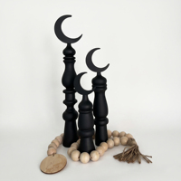 Ensemble de supports en forme de croissant de lune blancs faits à la main. Décoration d'intérieur haut de gamme, finition artisanale de qualité supérieure pour la décoration du Ramadan et de l'Aïd