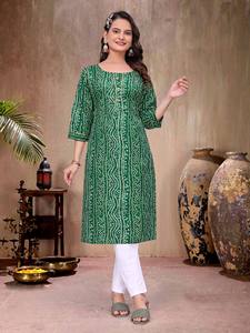 Ensemble de vêtements traditionnels pour couple avec kurta en rayonne à imprimé métallisé pour homme et kurti de créateur pour femme - Product Image 3