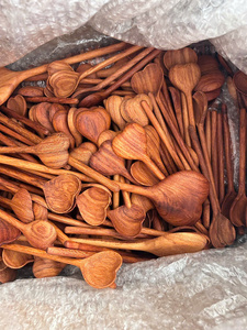 Cucharas ranuradas artesanales de girasol, juego de dos cucharas, coladores Sun y Daisy, de madera de acacia y madera roja, ecológicas - CARYLN - Product Image 5