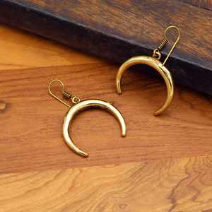 Pendientes de luna creciente Pendientes de gota colgantes minimalistas en latón Joyería lunar Bohemia vintage Regalo de mujer celestial - Product Image 1