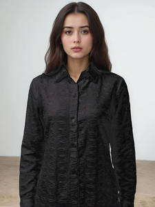 Robe midi décontractée noire texturée opaque à motif floral, style professionnel estival, col rabattu, patte de boutonnage, manches longues, ourlet incurvé - Product Image 3