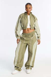 กางเกงขายาวทรงหลวมสีเขียวมะกอกสำหรับผู้หญิง OEM ผ้าบางเบา สไตล์สตรีท  ผู้จำหน่ายขายส่ง กางเกงผู้ชาย - Product Image 2