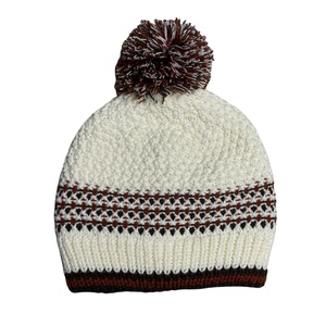 Gorros de Invierno con Pompones de 3 Colores, Tejido Común, Accesorios de Invierno Elegantes con un Toque Único - Product Image 1