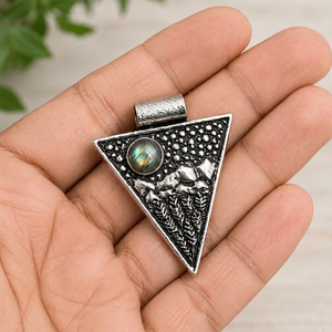 Pendentif Obsidienne et Labradorite avec serti clos, fait main en laiton et argent oxydé, unisexe, style gothique tribal géométrique, bijou statement - Product Image 2