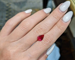 พลอยทับทิมสีแดงตัดเป็นลูกแพร์ขนาดตามสั่งสำหรับการออกแบบเครื่องประดับที่ดี - Product Image 4