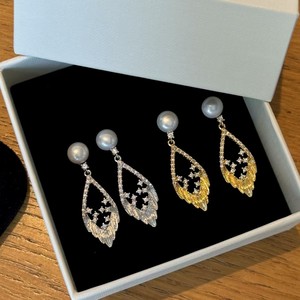 Pendientes Largos Elegantes para Mujer, Diseño de Nicho, con Pluma, Diamantes y Acabado Dorado Cepillado, Estilo Hoja, Dorado y Plateado - Product Image 2