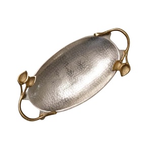 Plateau de service en acier inoxydable martelé, motif feuille, artisanat de qualité supérieure, fabriqué en Inde, idéal pour les mariages et la décoration intérieure - Product Image 4