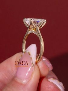 Anillo de Compromiso Solitario Clásico con Corte de Pera en Oro Amarillo, Anillo de Promesa Minimalista Hecho a Mano, Joyería Fina para Bodas y Aniversarios - Product Image 3