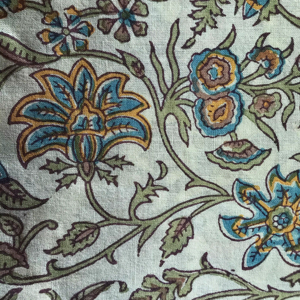 ผ้าฝ้ายพิมพ์ลายด้วยมือ สีเขียวเซจ พื้นสีเขียว ลายดอกไม้หลากสี |   งานพิมพ์ลายแบบดั้งเดิมของอินเดียสไตล์กัลัมคารี - Product Image 1