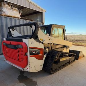 รถตักขนาดเล็ก Bobcat T64 พร้อมระบบตีนตะขาบ  รับน้ำหนักได้ตามมาตรฐาน  กระบอกไฮดรอลิก Hengli  พร้อมอุปกรณ์ตักแบบบุ้งกี๋ - Product Image 1