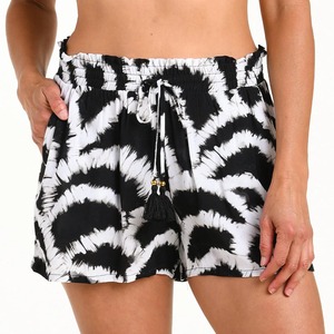 Shorts de bain amples pour femmes, personnalisables avec logo, imprimés par sublimation, doux, très demandés, pour la plage - Product Image 4