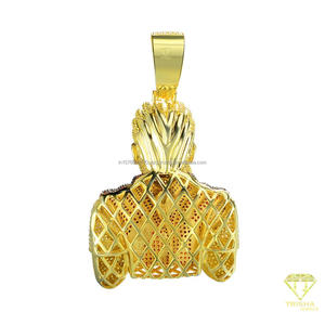 Pendentif de haute qualité style célébrité avec détails en pierres brillantes et finition hip-hop de luxe - Product Image 5