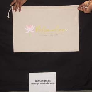 Logotipo personalizado impreso digitalmente en una bolsa con cordón de algodón de una fábrica india. - Product Image 2