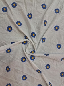 Tela de Algodón Blanco Puro al por Mayor con Motivos Florales de Lunares Azules y Amarillos y Bordado Schiffli para Prendas de Diseñador - Product Image 4