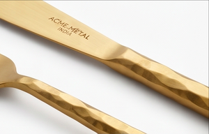 Juego de cubiertos facetados en oro mate, de acero inoxidable con acabado PVD en oro mate, para comedor moderno, cocina, fiestas y restaurantes. - Product Image 2
