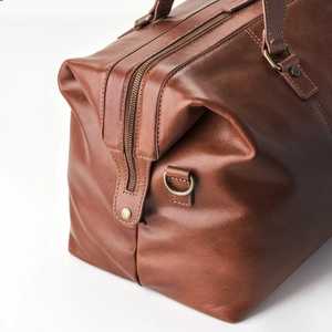 Bolsa de Viaje Clásica de Cuero Genuino para Hombre, con Cierre de Cremallera en Forma de Barril, Gran Capacidad, Color Marrón - Product Image 3