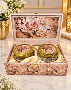 กล่องของขวัญไม้ลายดอกโบตั๋นสีชมพูพิมพ์ลายอย่างสวยงาม พร้อมชุดโหลแก้วสุญญากาศ 2 ใบ เพิ่มเสน่ห์แห่งความโรแมนติกและความงดงามของดอกไม้ให้กับการมอบของขวัญในเทศกาลของคุณ - Product Image 1