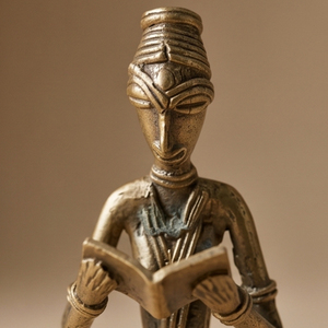 Figurine de Savant Tribal Dhokra en Laiton Sculpté à la Main, Tenant un Livre, pour Bureau d'Étude et Décoration - Product Image 4