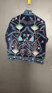 Chaqueta Acolchada de Terciopelo con Bordado Suzani Vintage, Estilo Bohemio, Elegancia, Arte Tradicional Uzbeko, Moderna, Reversible, de Algodón - Product Image 3