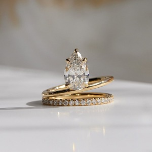 แหวนหมั้นทรงปรินเซสคัท เพชรเพาะเลี้ยงทรงปรินเซสคัท ทองคำแท้ 14k สีเหลืองทอง ดีไซน์กรงเล็บสามขา วงแหวนเชฟรอน - Product Image 5