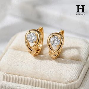 Pendientes de Plata de Ley 925 Personalizados con Diseño de Pera Retorcida, Elegantes Aros Huggie Chapados en Oro con Diamante de Laboratorio Solitario, Venta al por Mayor - Product Image 1