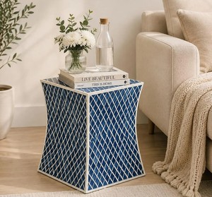 Mesa Auxiliar Artesanal con Incrustaciones de Hueso y Detallado Motivo Floral, Mesita de Noche Decorativa para Sala de Estar - Product Image 1