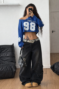 Camiseta Deportiva Moderna Personalizada con Pedrería Rosa Brillante, Camiseta con Cuello en V y Gráficos de Pedrería con Número Personalizado, Camiseta de Fútbol Americano - Product Image 2