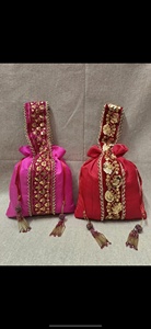 งานฝีมืออินเดียแบบดั้งเดิม งานปักโกต้าปาตีอันงดงาม เสื้อผ้าพื้นเมืองสีชมพูและสีแดงสดใส กระเป๋าผ้าไหมร้อยเชือก - Product Image 2