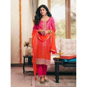 ผ้าไหมพิมพ์ลายที่มีลำดับการเย็บปักถักร้อยบนด้านล่างของงานด้วย dupatta สีส้ม - Product Image 1