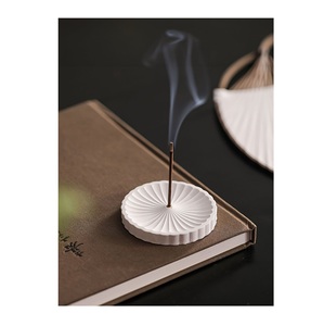 Porta Incienso Minimalista de Cerámica, Plato Blanco Acanalado para Atrapar Cenizas, Quemador de Incienso Redondo, Bandeja Pequeña - Product Image 1