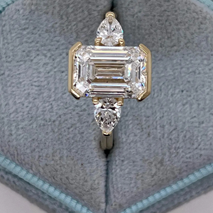 Bague de fiançailles à trois pierres en diamant de laboratoire taille émeraude, certifiée IGI, 3 carats E/VVS2, demi-sertie - Product Image 3