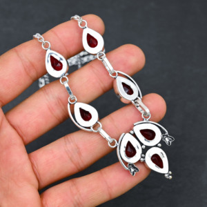 Collier de luxe en argent sterling fait main personnalisé avec grenat rouge de laboratoire en forme de poire et perle d'eau douce, cadeau de mariage, bijoux - Product Image 4