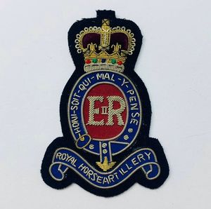 Pin de Lujo de PVC con Hilo de Oro Bordado a Mano para Ropa, Blazers, Sombreros y Bolsos - Product Image 2