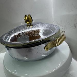 Elegante cacerola plateada con asas doradas, ideal para la mesa festiva y comidas familiares especiales, procedente de la India. - Product Image 3