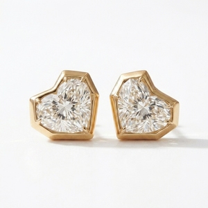 Boucles d'oreilles solitaires romantiques en diamant de laboratoire taille émeraude 0,50 ct chacune, sertissage clos sécurisé, plaqué or 10 carats, cadeau de mariage raffiné - Product Image 3