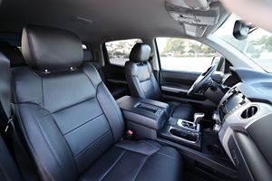 รถยนต์โตโยต้า ทุนดรา เอสอาร์ 5 ครูว์แม็กซ์ 4x4 ปี 2020 สภาพใช้งานมาแล้ว - Product Image 3