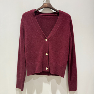 OEM fait sur mesure pull cardigan en coton fin à la mode pour femmes avec ajustement régulier manches longues col en V pour la saison d'automne - Product Image 2