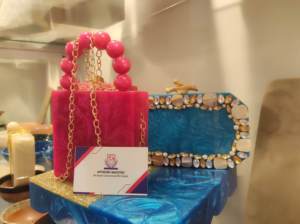 กระเป๋าคลัทช์เรซิ่นพรีเมียมงานฝีมือประณีตจากโปแลนด์ ประดับคริสตัลสวยงาม ดีไซน์ใหม่ล่าสุดสำหรับคนรักเครื่องประดับแฟชั่นระดับไฮเอนด์ ผลงานศิลปะ - Product Image 3