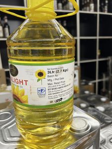 Huile de tournesol raffinée de haute qualité, idéale pour la friture, la pâtisserie et la cuisine quotidienne, avec des options de prix de gros fiables - Product Image 5