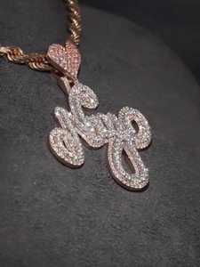 จี้เพชร VVS แบบกำหนดเอง ตัวอักษรย่อ เงินแท้ 925 ชุบทอง ผ่านการทดสอบเพชร ปรับแต่งได้ พร้อมตะขอรูปหัวใจ ดีไซน์คลาสสิก - Product Image 3