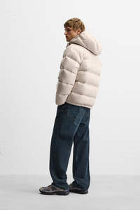 Chaqueta Bomber Acolchada Gris Perla con Logotipo Personalizado, Corte Regular, Cuello Redondo, Bolsillos con Cremallera, Tallas Grandes, Ropa de Invierno para Hombre - Product Image 3