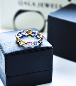 Anillo de Eternidad Delgado de Oro de 18K, Hecho a Mano, con Múltiples Zafiros Naturales, Corte Ovalado, Gema Arcoíris - Product Image 4