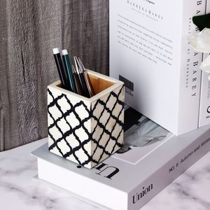 Porte-stylo en résine fait main avec motif géométrique, organiseur de bureau artistique pour la décoration de la maison, HANDICRAFT HUB Modèle THH-RPH-6054 - Product Image 1