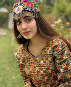 หมวกปักลายมุกเพทายหลากสีแบบสั่งทำพิเศษสำหรับผู้หญิง สวมใส่ในงานเทศกาล หมวกปักลายสไตล์โดดเด่น - Product Image 5