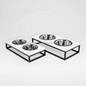 Mangeoires doubles surélevées en bois blanchi pour chiens avec base noire solide et support métallique - Product Image 1