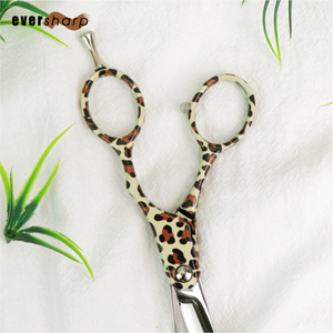 Ciseaux de coiffure professionnels en acier inoxydable noir, lame dentelée tranchante, finition satinée, manche en plastique, pour droitiers, avec repose-doigts - Product Image 5