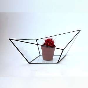 Terrario Dorado Inspirado en un Fuerte Geométrico, Decoración con Suculentas y Plantas Aéreas, Elegante Decoración de Mesa - Product Image 2