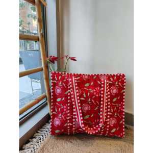 Bolsa de Mano Promocional Red Blossom con Diseño Floral Único - Product Image 1